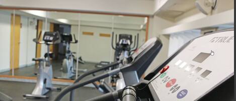 Ein Fitnessstudio mit Laufbändern und Trainingsgeräten.