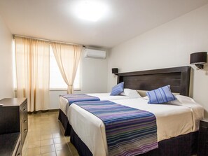 1 habitación, edredón, decoración personalizada y muebles diferentes 