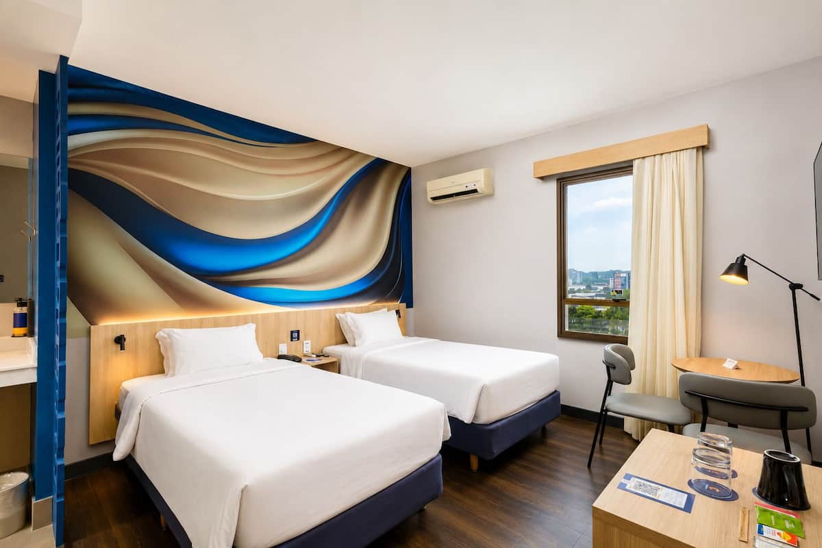 Deluxe Single Room | Minibar, in-room safe, desk, blackout drapes