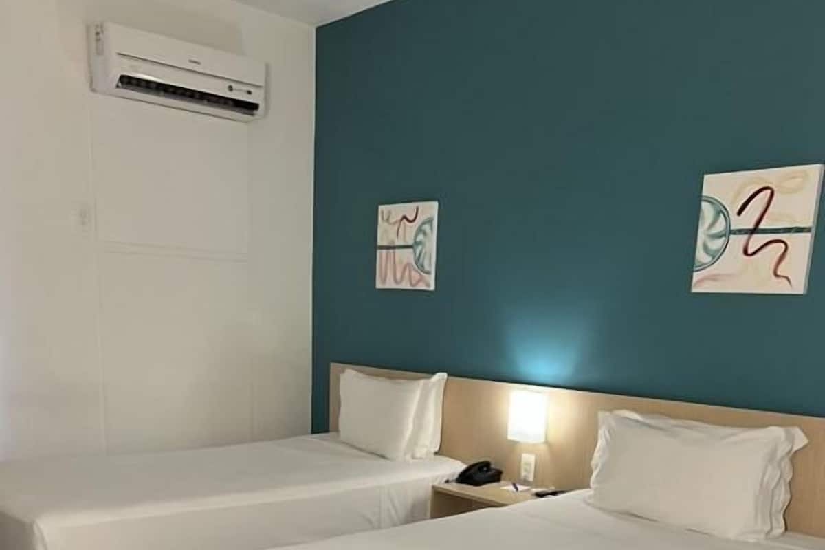 Een minibar, een kluis op de kamer, individueel gedecoreerd, een bureau