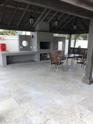 BBQ/picnic area - Cotswold House (Cape Town)