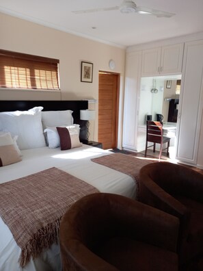 Residence 1 Cotswold Executive, King or Twin Beds, Ground Floor, Wheelchair Friendly | In-room safe, individually decorated, individually furnished, desk - Cotswold House (Cape Town)