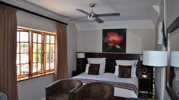 Caledon Cotswold Executive, King Bed or Twin Beds, Upper Floor, Garden View | In-room safe, individually decorated, individually furnished, desk