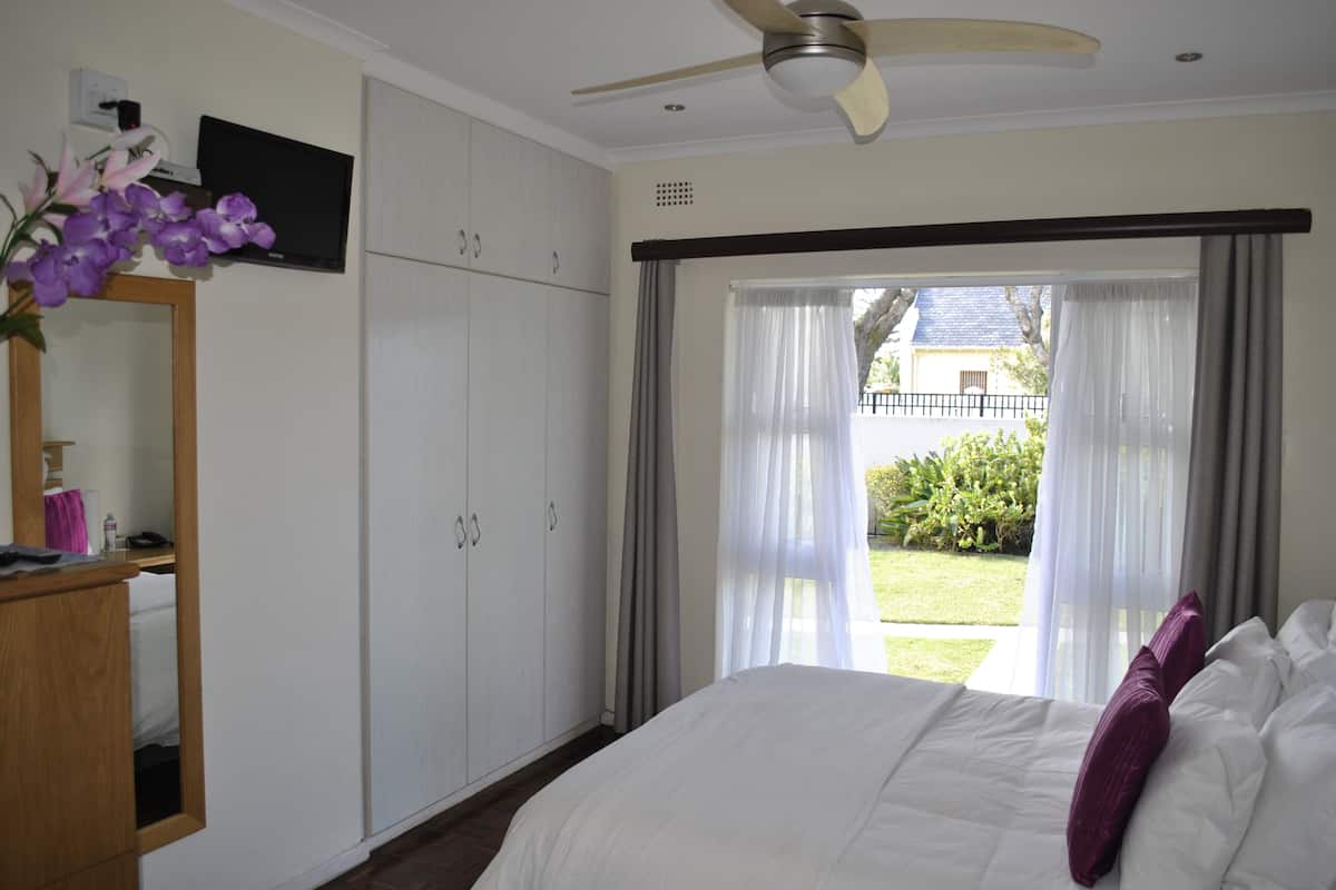Residence 2 Cotswold Standard, Queen Bed, Bath & Shower, Ground Floor | In-room safe, desk, laptop workspace, WiFi (free)