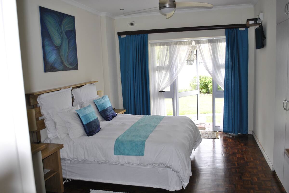 Residence 3 Cotswold Standard, Queen Bed, Shower, Ground Floor | In-room safe, desk, laptop workspace, WiFi (free)