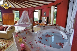 Kamar Double Bulan Madu | Seprai katun Mesir, seprai premium, minibar, dan meja kerja