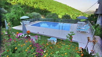 Piscina externa, guarda-sóis, espreguiçadeiras