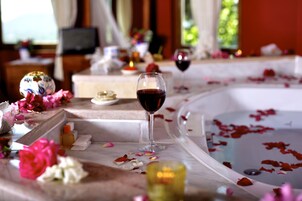 Honeymoon Double Room | Jetted tub