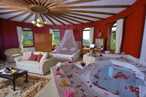 Honeymoon Double Room | Deep-soaking bathtub