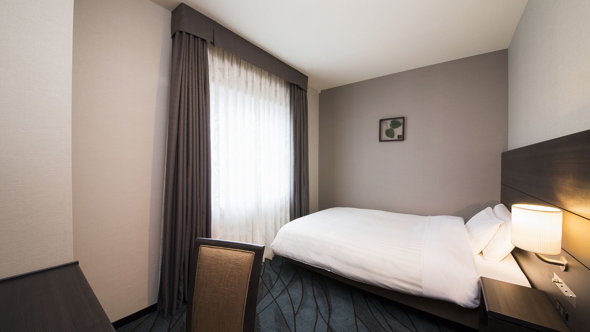 Escrivaninha, Wi-Fi, roupa de cama, despertadores