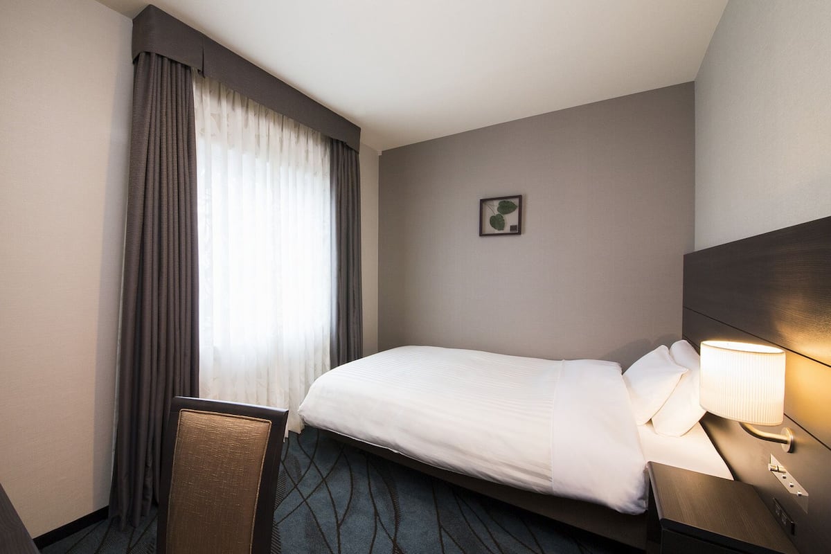 Desk, WiFi, alarm clocks, bed sheets