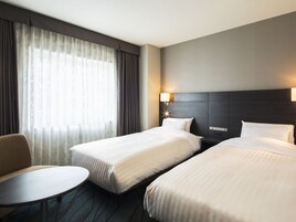 Escritorio, wifi, ropa de cama y despertador 