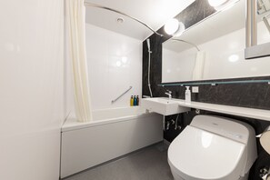 Combined shower/tub, deep soaking tub, hair dryer, slippers - JR East Hotel Mets Kawasaki (Kawasaki)