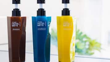 Três produtos JR-EAST HOTEL METS: shampoo, condicionador e sabonete líquido.