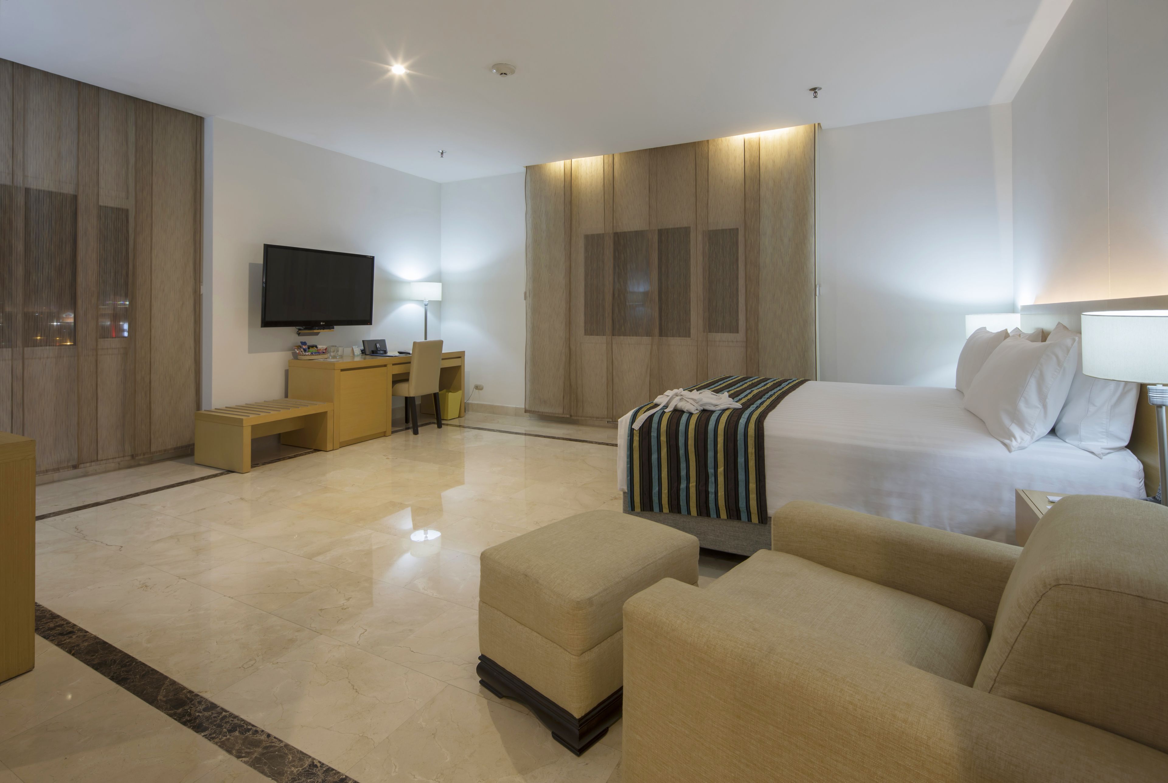 suite | 1 bedroom, premium bedding, minibar, in-room safe