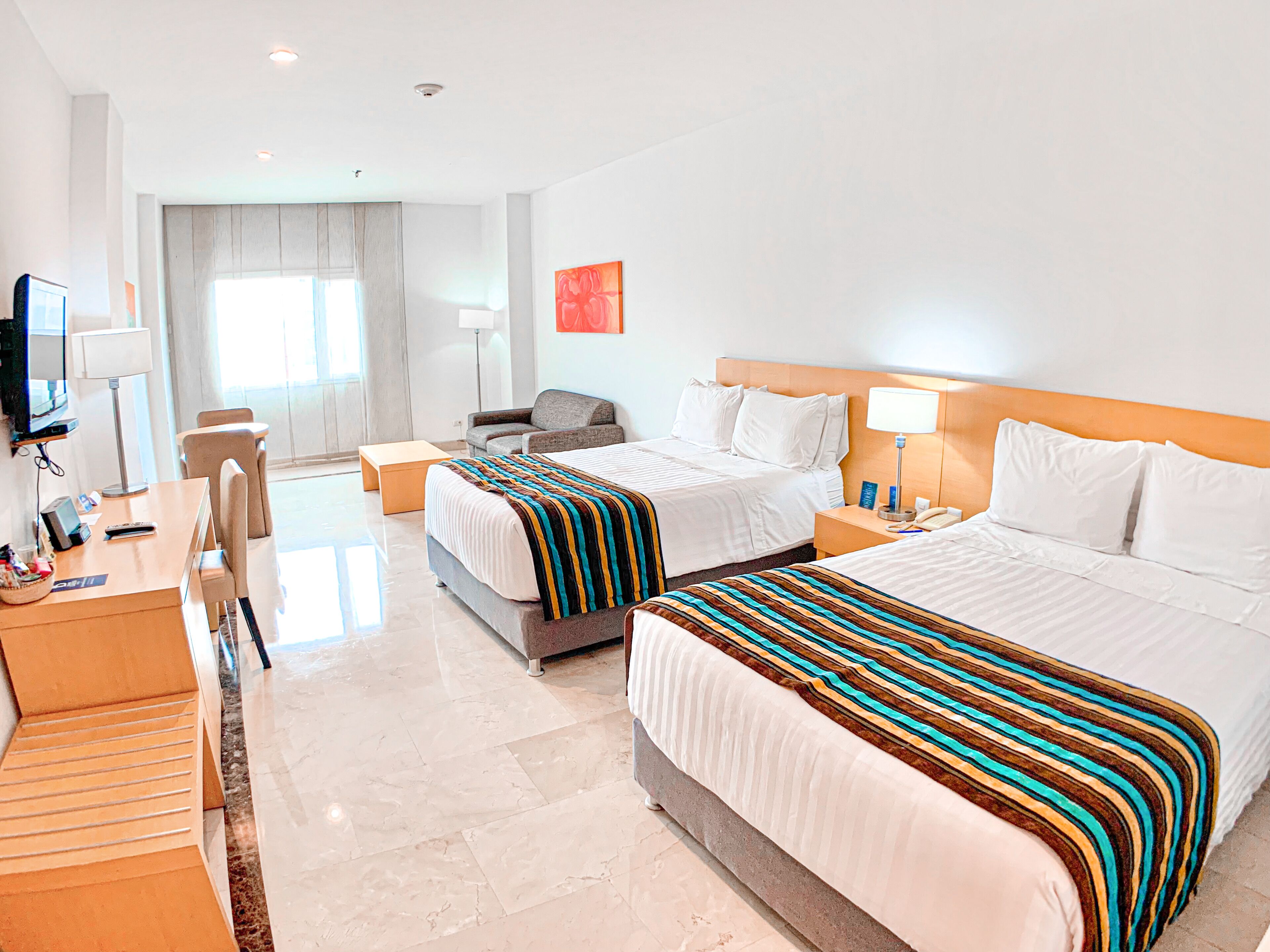 Ropa de cama de alta calidad y minibar 