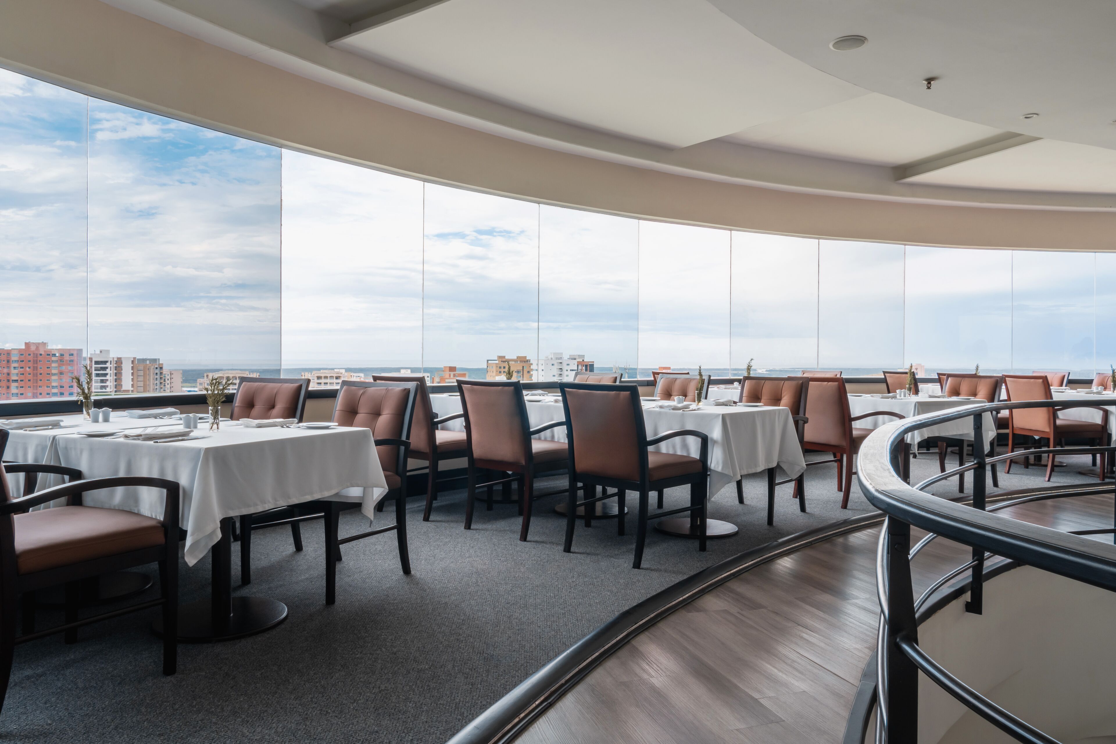 2 restaurants, breakfast, lunch, dinner served; international cuisine 