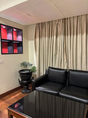 Suite Room | Minibar, in-room safe, desk, blackout drapes