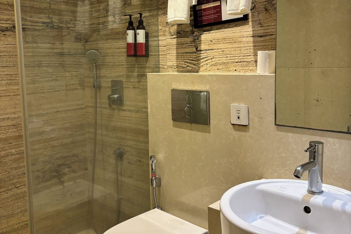 Bañera con ducha, artículos de tocador gratuitos, secador de pelo, batas