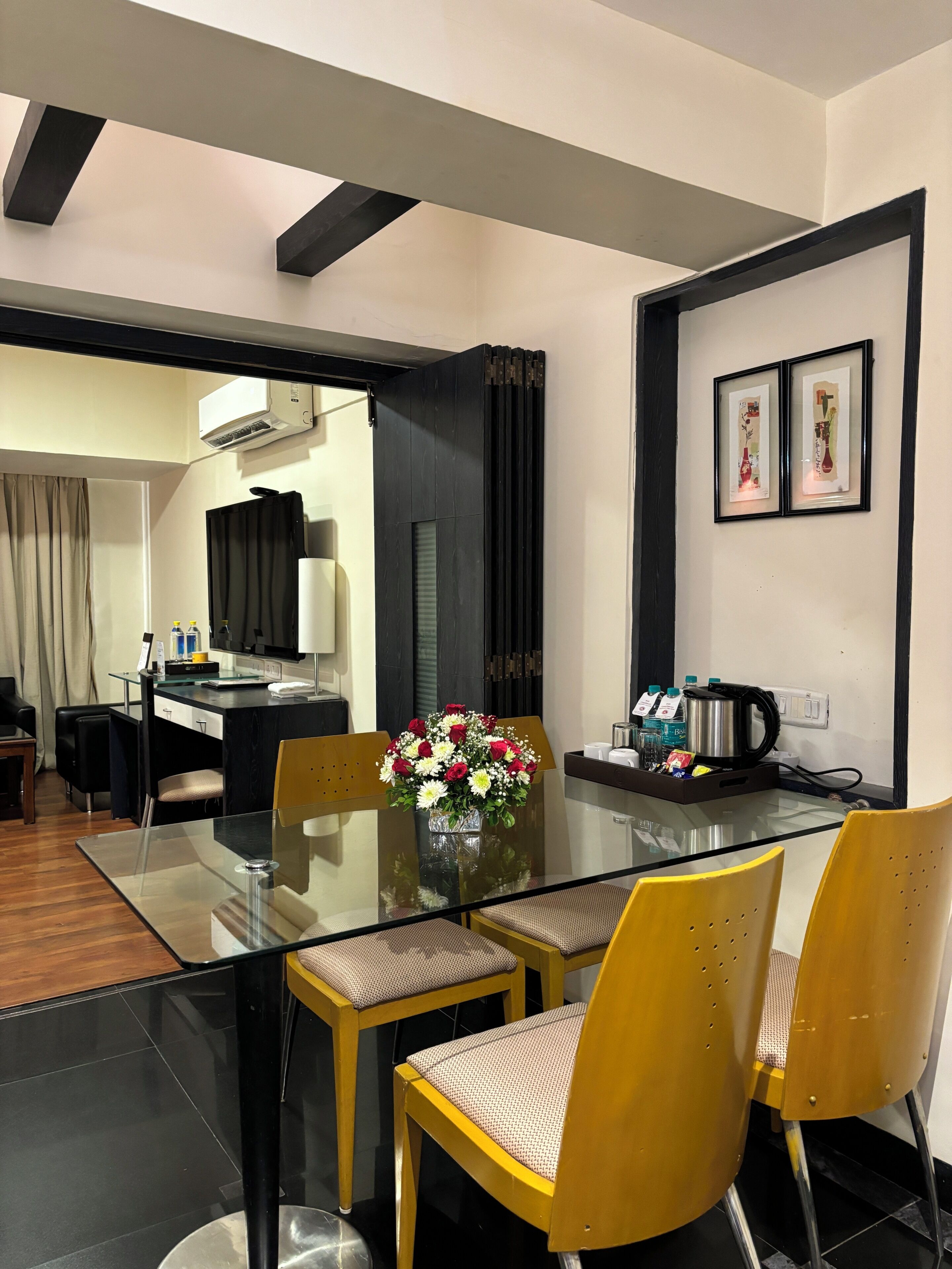 Habitación | Minibar, caja fuerte, escritorio y cortinas opacas