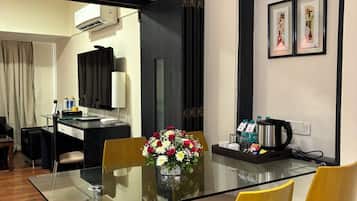 Suite Room | Minibar, in-room safe, desk, blackout curtains