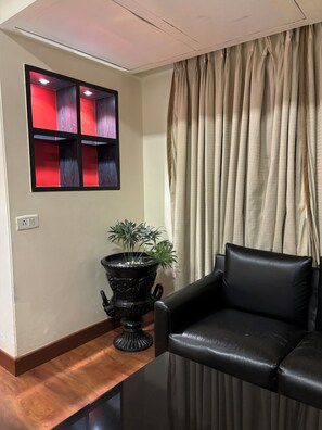Habitación | Minibar, caja fuerte, escritorio y cortinas opacas