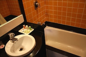 Chambre exécutive | Salle de bain | Ensemble baignoire-douche, articles de toilette (gratuits)