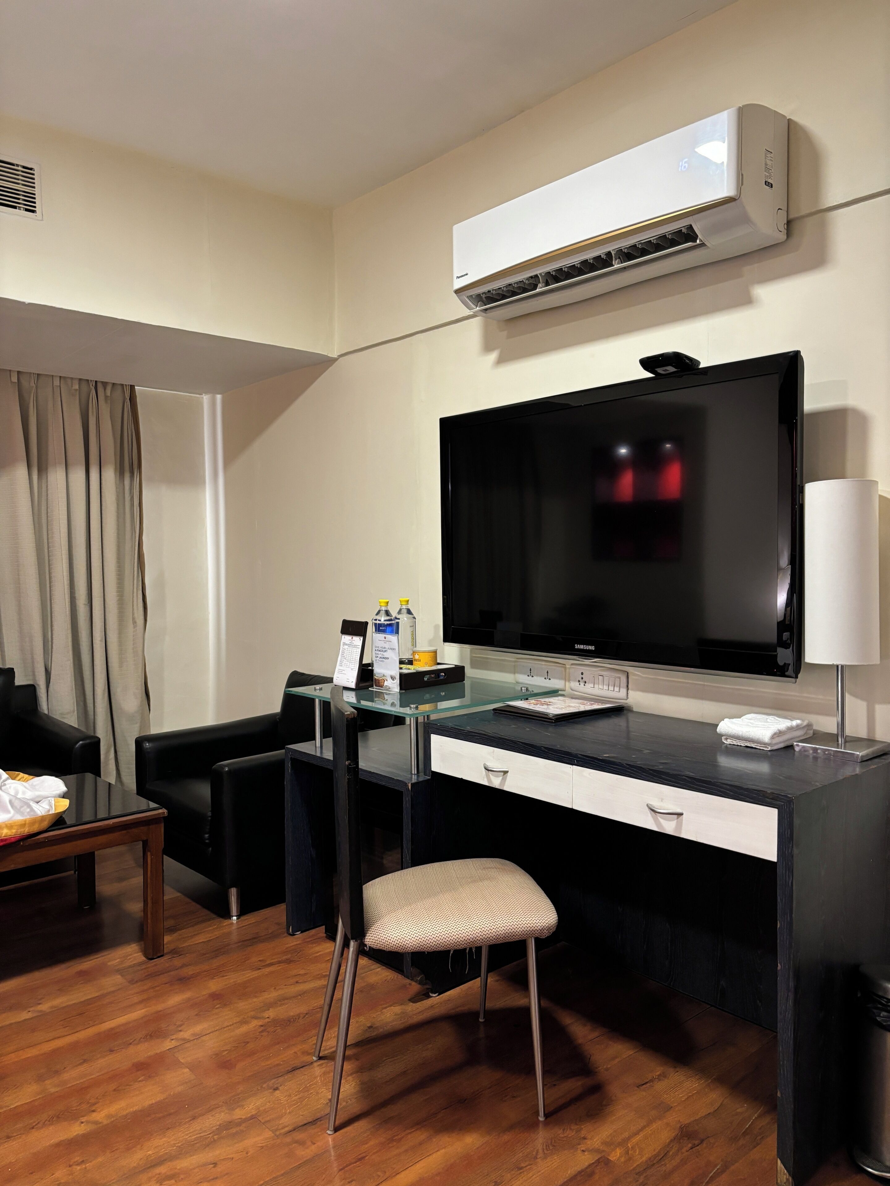 Kamar | Minibar, brankas, meja kerja, dan tirai kedap cahaya