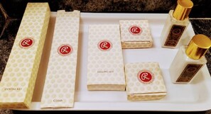 Huone | Kylpyhuone | Suihkun ja ammeen yhdistelmä, ilmaiset hygieniatuotteet, hiustenkuivaaja