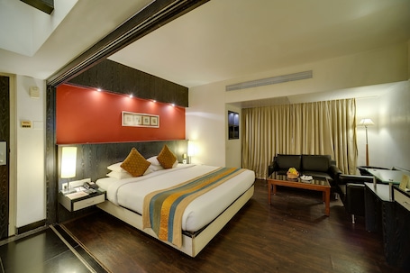 Camera | Minibar, una cassaforte in camera, con arredamento individuale. Ramee Guestline Hotel Khar