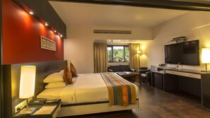 Suite Room | Minibar, in-room safe, individually furnished, desk - Ramee Guestline Hotel Khar (Mumbai)
