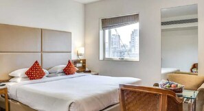 Deluxe Room | Minibar, in-room safe, individually furnished, desk - Ramee Guestline Hotel Khar (Mumbai)