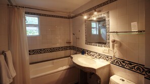 Junior Suite with Free Bike Rental | Bathroom | Free toiletries, hair dryer, slippers, towels - PRESA di GOA (Calangute)