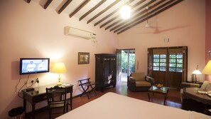 In-room safe, individually decorated, individually furnished, desk - PRESA di GOA (Calangute)
