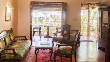 Alloggio Deluxe su due livelli, 1 camera da letto, non fumatori, vista piscina | Servizio della camera