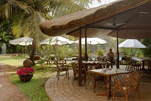 Outdoor dining - PRESA di GOA (Calangute)