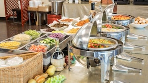 Een buffet met diverse gerechten en toevoegingen.