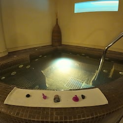 Couples treatment room(s), body treatments, hot stone massages