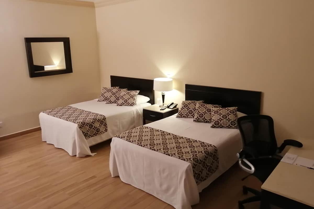Muebles diferentes y espacio para trabajar con laptop