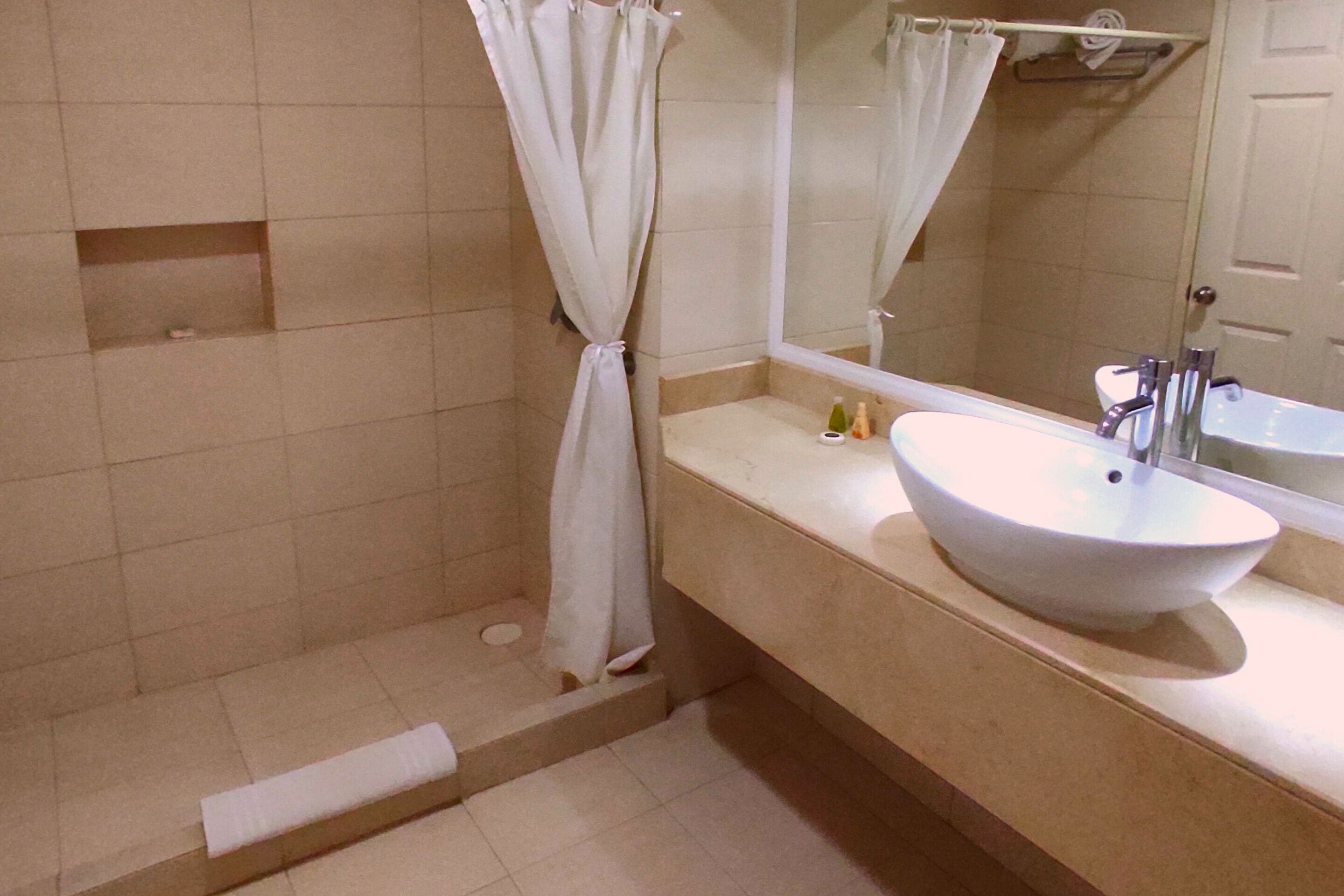 deluxe room | bathroom sink