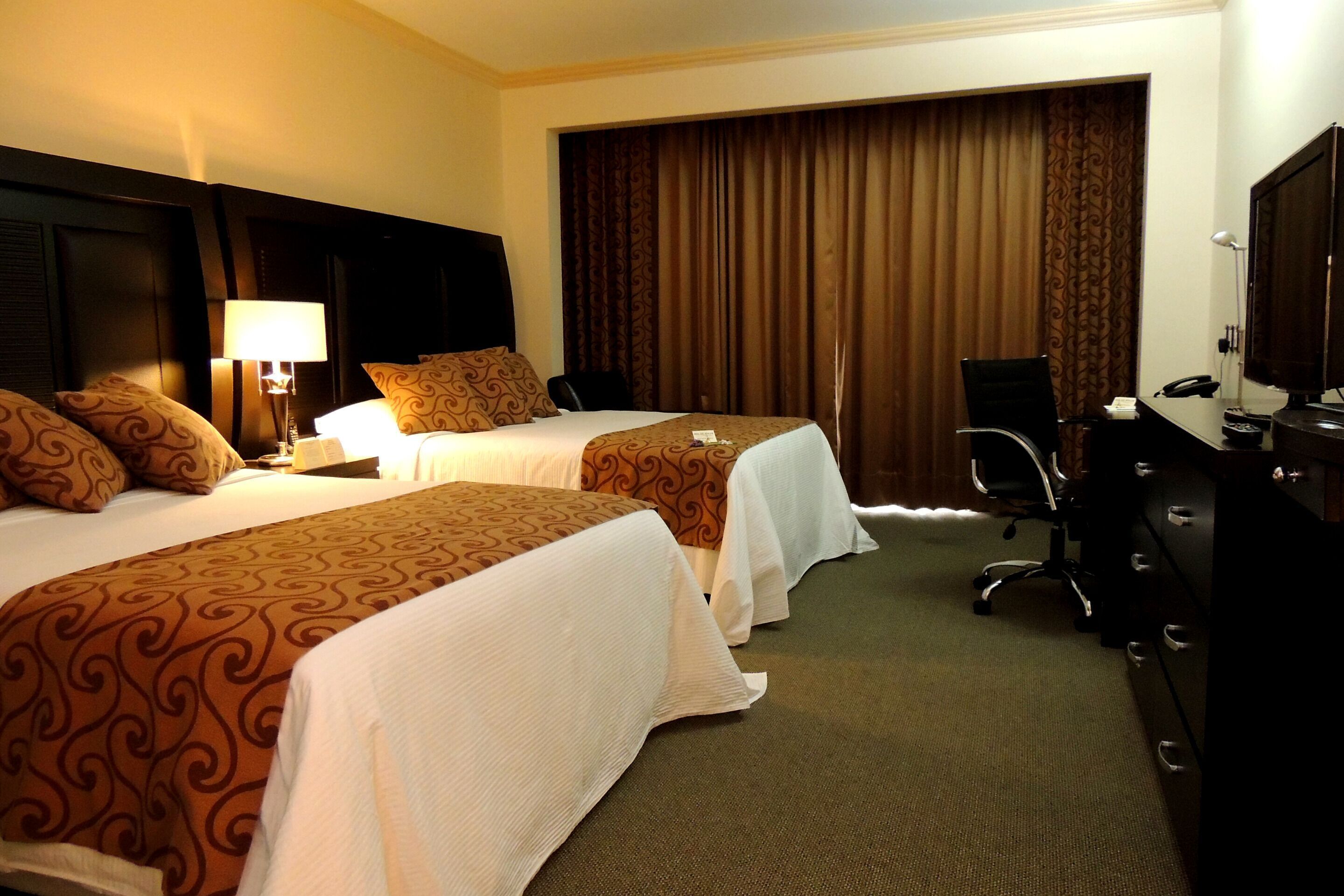 Muebles diferentes y espacio para trabajar con laptop 