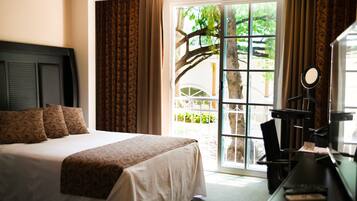 Habitación Deluxe | Muebles diferentes y espacio para trabajar con laptop