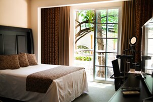 Muebles diferentes y espacio para trabajar con laptop 