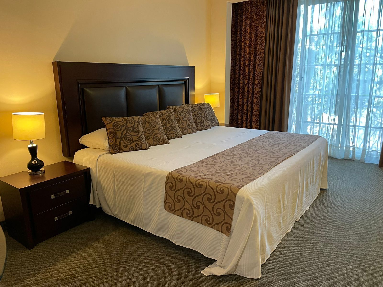 Habitación ejecutiva | Muebles diferentes y espacio para trabajar con laptop 