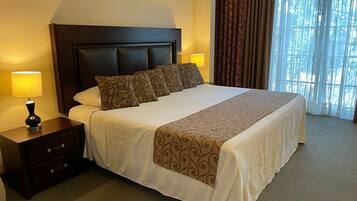 Habitación ejecutiva | Muebles diferentes y espacio para trabajar con laptop