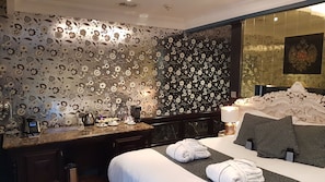 Phòng đôi Superior, 1 giường đôi | Bộ đồ giường cao cấp, minibar, két bảo mật tại phòng, bàn