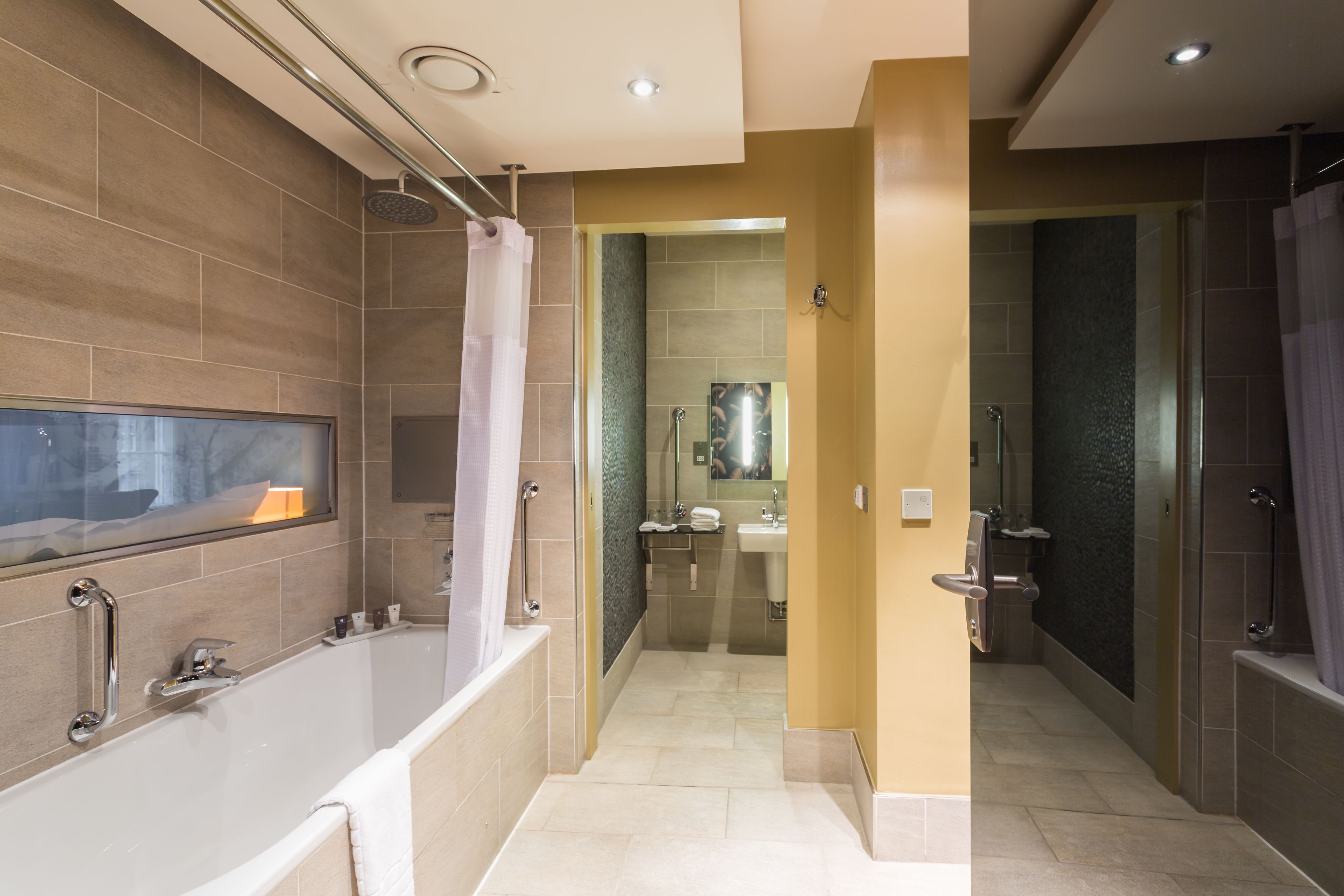 combined shower/bathtub, rainfall showerhead, free toiletries