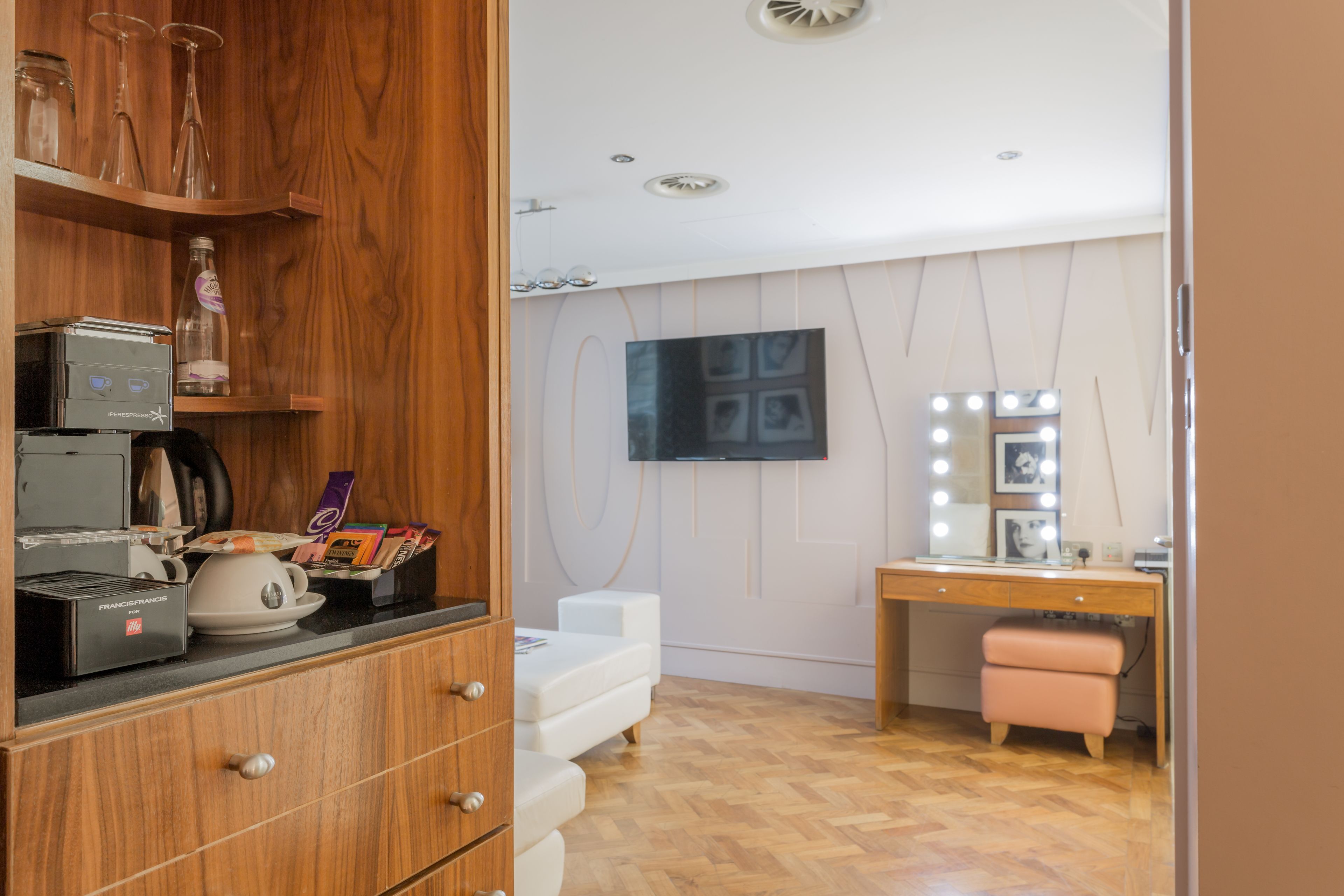 junior suite, 1 double bed | living area | 42-inch flat-screen tv with digital channels, tv