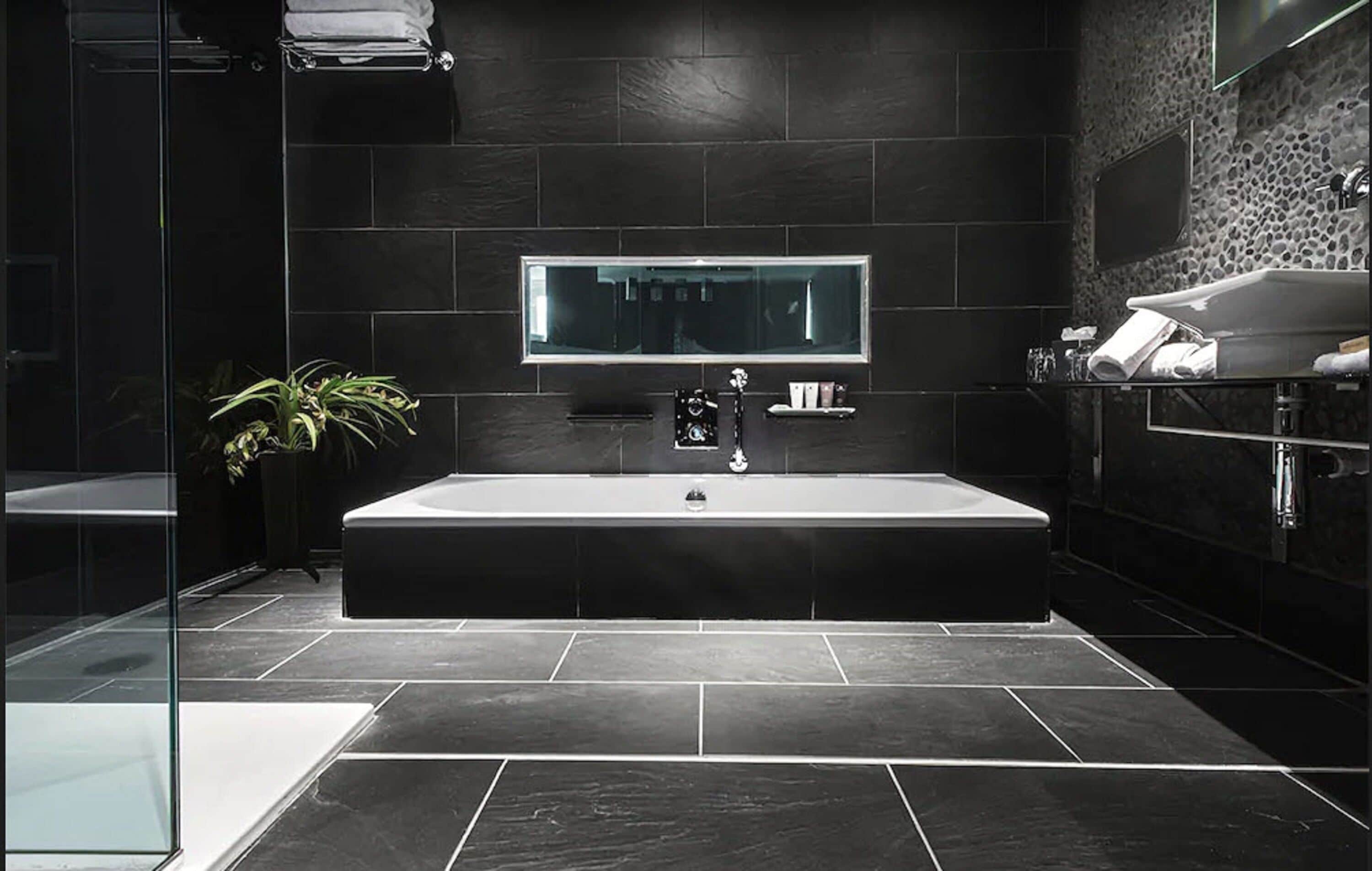 junior suite, 1 double bed | bathroom | combined shower/bathtub, rainfall showerhead, free toiletries