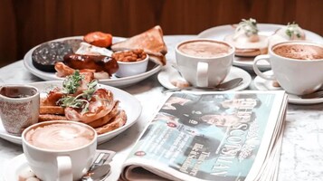 Se ofrece un desayuno completo (12.50 GBP por persona)